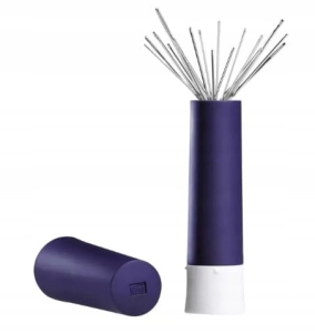 Wykręcany pojemnik z magnesem na stalowe igły i szpilki 