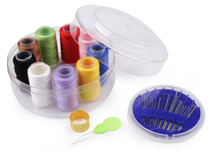Przybornik do szycia w plastikowym pudełku