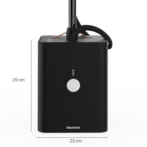SteamOne-SteamCube--korpus-steamera-do-ubran-ze-stali-nierdzewnej-i-czarnego-tworzywa-w-nowoczesnym-wykonczeniu-soft-touch,-z-elegancka-raczka-ze-sztucznej-skory-i-podanymi-wymiarami-urzadzenia.jpg