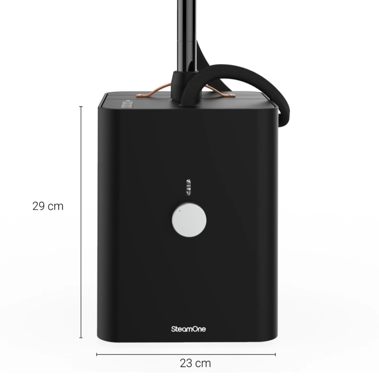 SteamOne-SteamCube--korpus-steamera-do-ubran-ze-stali-nierdzewnej-i-czarnego-tworzywa-w-nowoczesnym-wykonczeniu-soft-touch,-z-elegancka-raczka-ze-sztucznej-skory-i-podanymi-wymiarami-urzadzenia.jpg