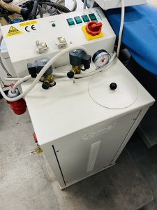 Wytwornica pary COMEL FB/F 6kW 7L z pompą wirową i podłączeniem do dwóch żelazek