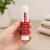 Klej-do-tkanin-Gutermann-Creativ-Textile-Glue-Stick-pokazany-pionowo-na-czystym,-bialym-tle.-Fotografia-dokladnie-prezentuje-czerwono-biale-opakowanie,-etykiete-produktu-oraz-kompaktowa-forme-praktycznego-sztyftu..webp