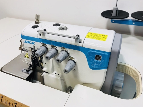 OWERLOK JACK E4-4 CZTERONITKOWY ENERGOOSZCZDNY-1